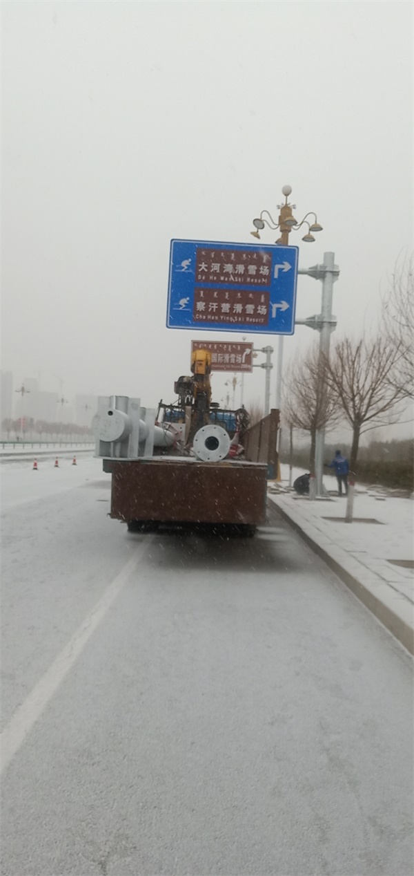 大河湾滑雪场标志牌施工现场